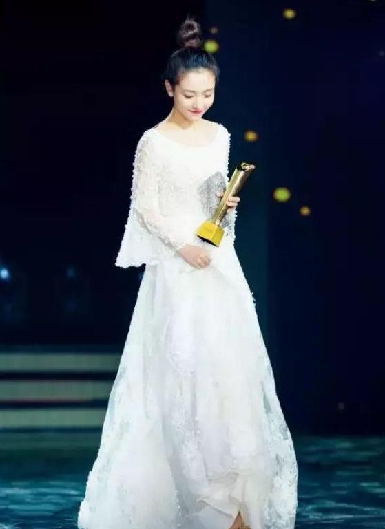 她是武大最美校花,跑龍套多年,終憑反面角色走紅